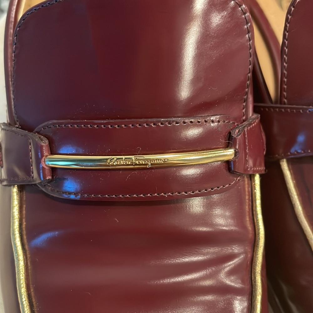 Salvatore Ferragamo Loafer Size 9 Burgundy and Gold - Picture 2 of 7